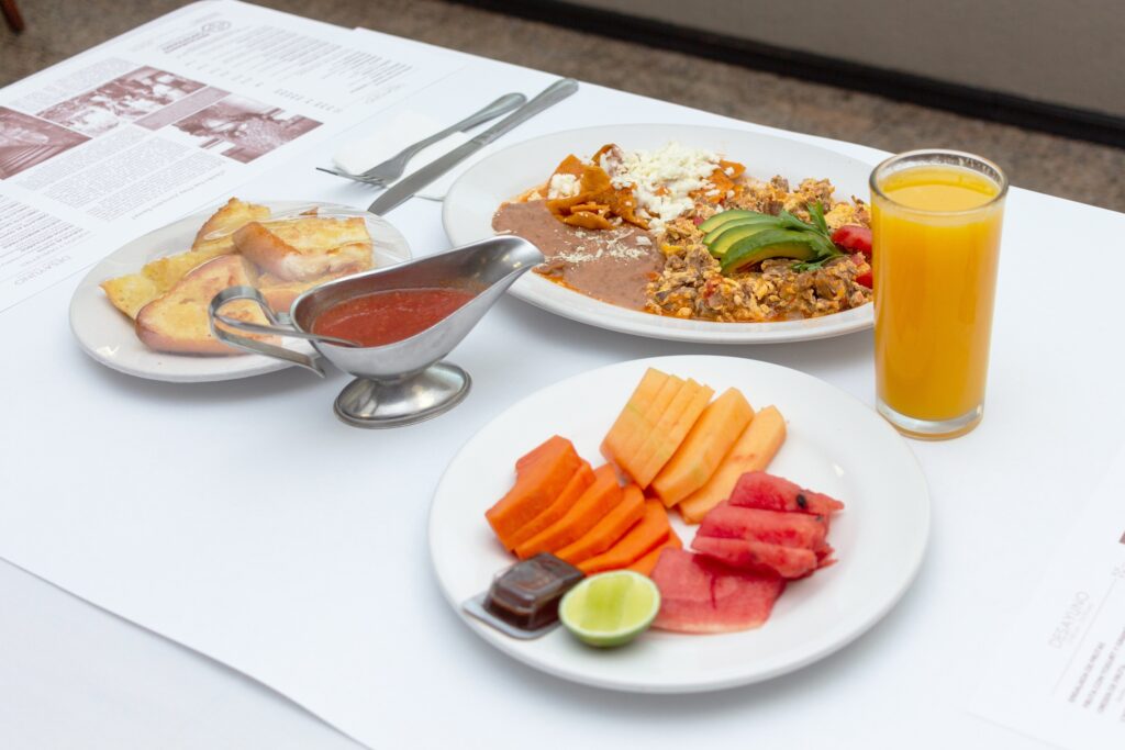 Habitaciones Disfruta de nuestras amplias y cómodas habitaciones o suites, elegantemente decoradas y con acceso a todas las amenidades para que te sientas como en casa, con con las mejores vistas de la capital y una privilegiada ubicación en el corazón de Tepic. Vive la maravillosa experiencia de tu #HotelFray, en alguna de nuestras suites o habitaciones estándar de 1, 2 o 3 camas, ideal para todo tipo de viaje, familias o grupos.